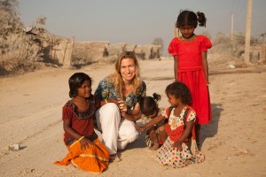Deanne Bennett with girls from tent-dwelling community in Bangalore, India.